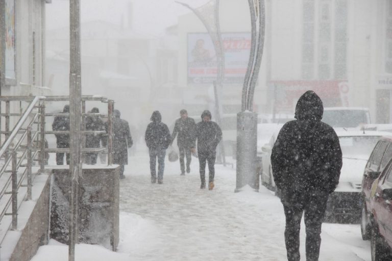 Yozgat’ta kar ve tipi şehri beyaza bürüdü