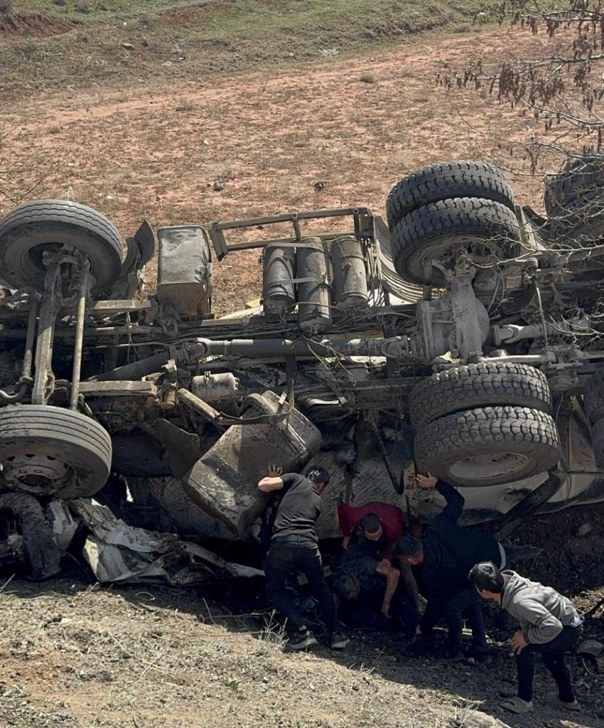 Beton mikseri şarampole devrildi