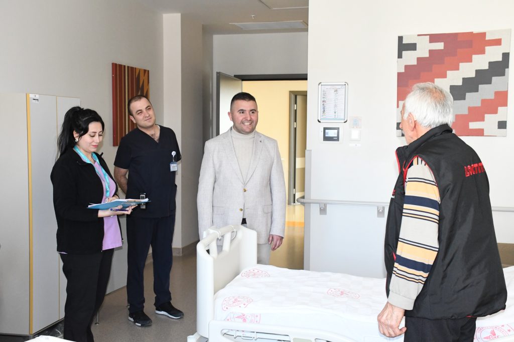 Başhekim Kozan’dan hastalara moral ziyareti