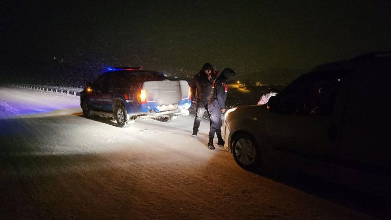 Yolda kalan araçları jandarma kurtardı