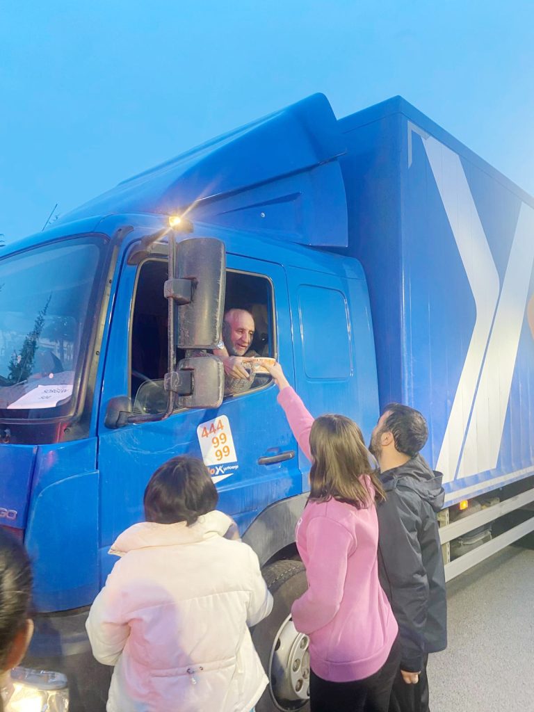 Öğrencilerden yolculara sıcak ikram