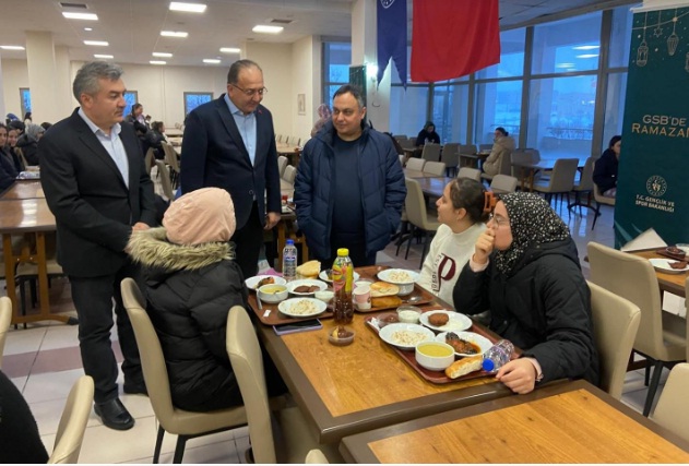 Öğrencilerle iftarda buluştular