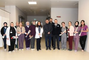  Başhekim Kozan’dan karanfilli kutlama