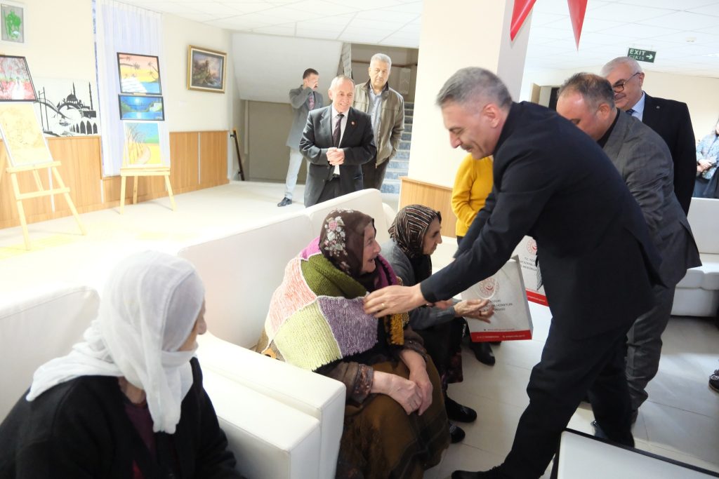 Vali Özkan, huzurevi sakinleriyle iftar yaptı