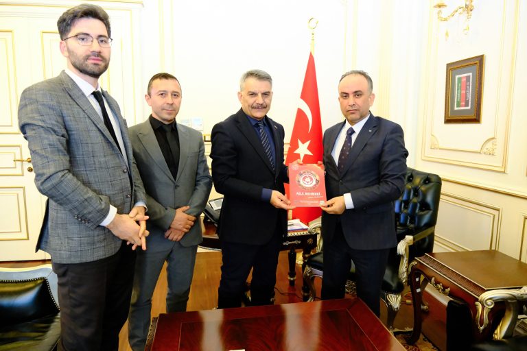 Vali Özkan’a “Aile Rehberi” dergisi takdim edildi