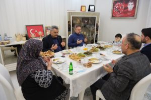 Vali Özkan ilk iftarı şehit ailesi ile yaptı