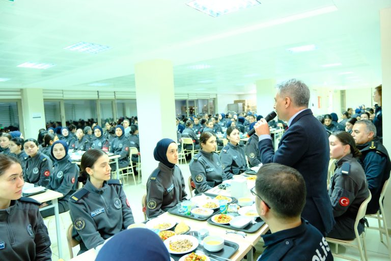 Vali Özkan, POMEM öğrencileriyle iftar yaptı