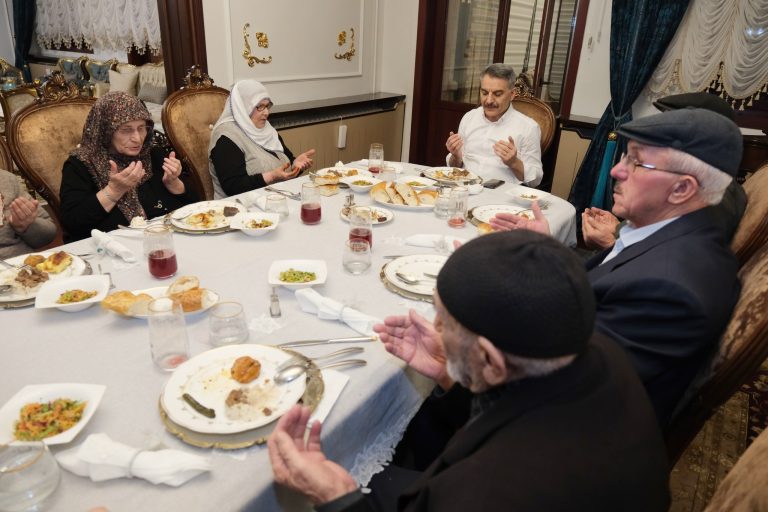 Huzurevi sakinleri Valilik Konağında iftar sofrasında ağırlandı