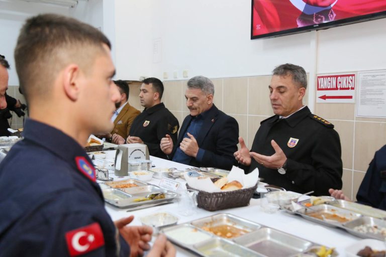Vali Özkan, Jandarma personeli ile iftarda buluştu