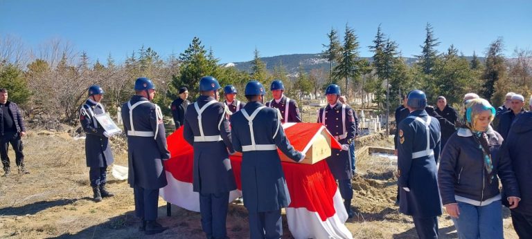 Son yolculuğuna vasiyetiyle uğurlandı