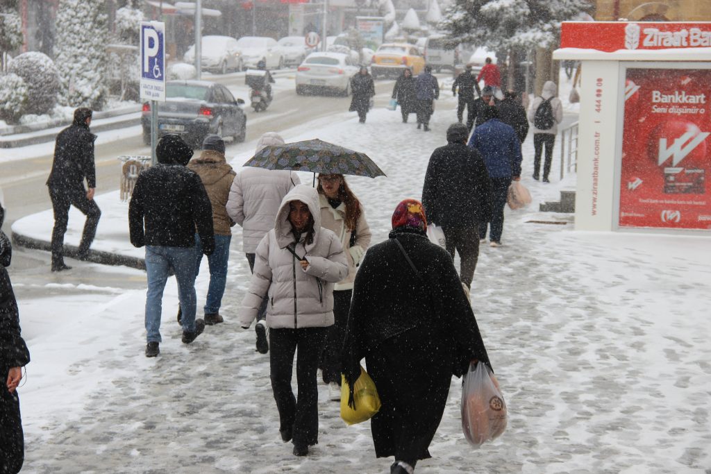Yozgat’ta kar yağışı etkisini sürdürüyor