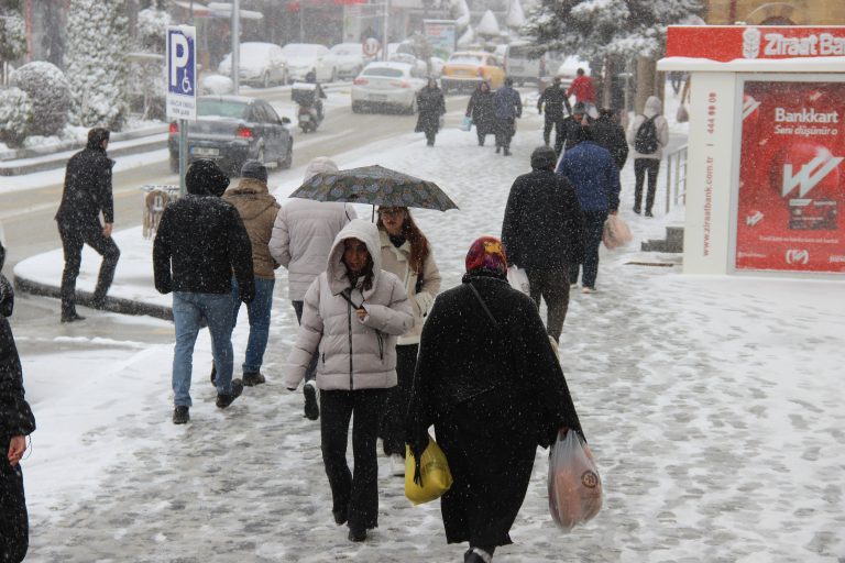 Yozgat’ta kar yağışı etkisini sürdürüyor