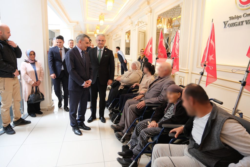 Engelli ve yaşlılara tekerlekli sandalye desteği