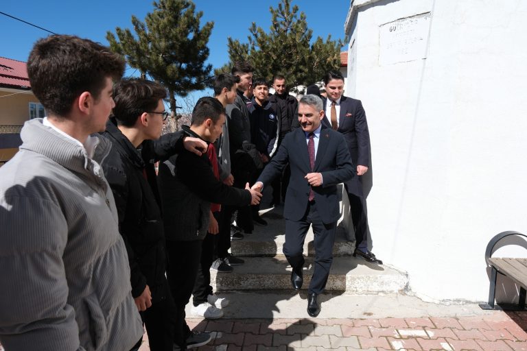 Vali Özkan’dan öğrencilere sürpriz ziyaret
