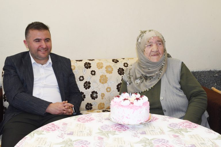 Makbule teyzeye 114. yaş pastası