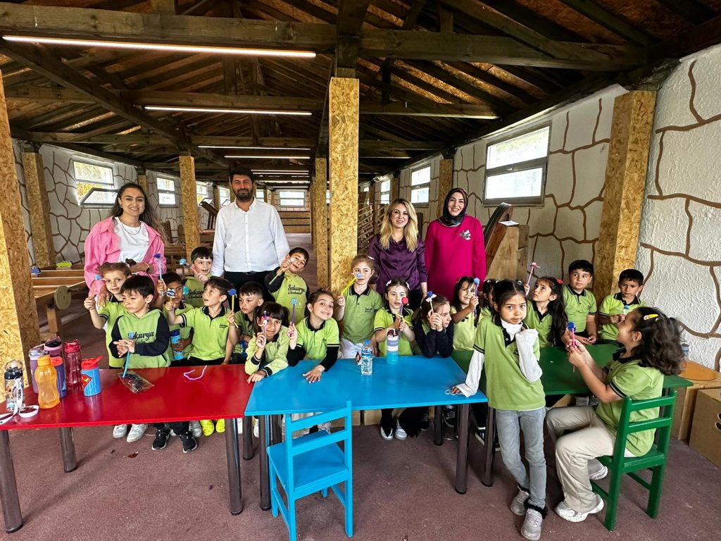 Öğrencilerden atık malzemelerle oyuncak üretimi