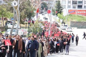 Gençlik Haftası coşkulu yürüyüşle başladı