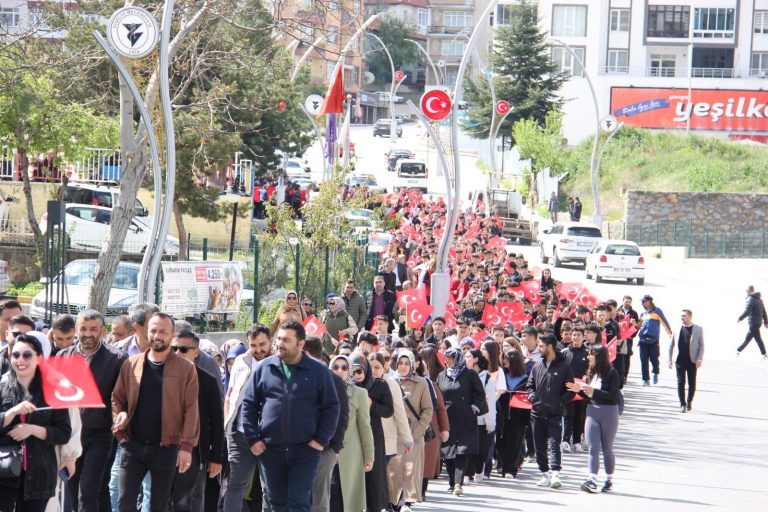 Gençlik Haftası coşkulu yürüyüşle başladı
