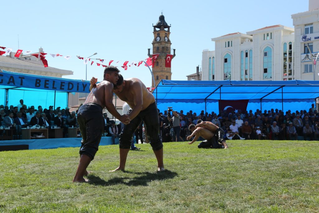 Ünlü başpehlivanlar er meydanında