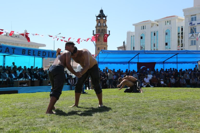 Ünlü başpehlivanlar er meydanında