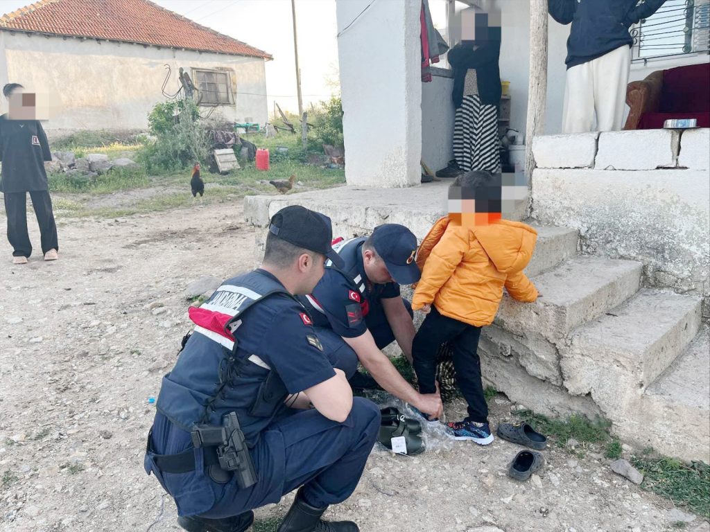 Jandarmadan çocuklara anlamlı hediye