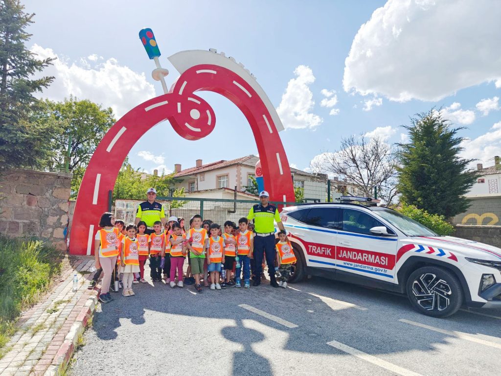 Jandarma öğrencilerle sahada