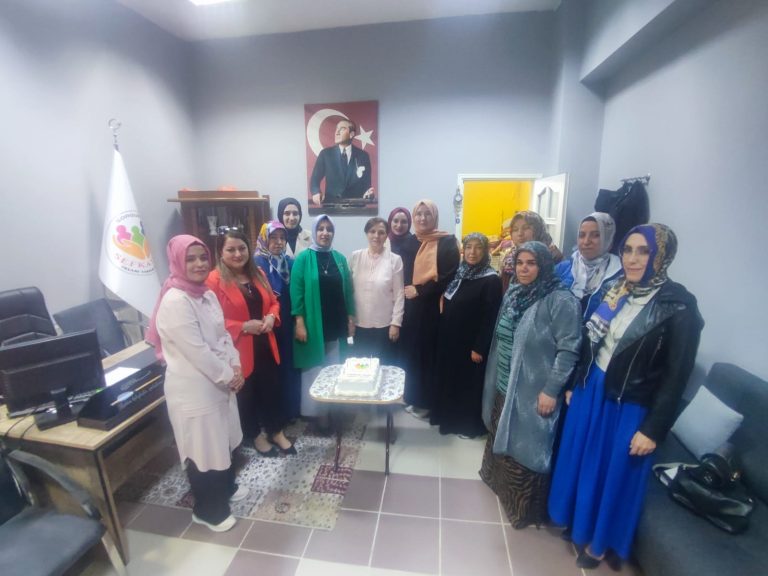“Anneler gülerse dünya güler”
