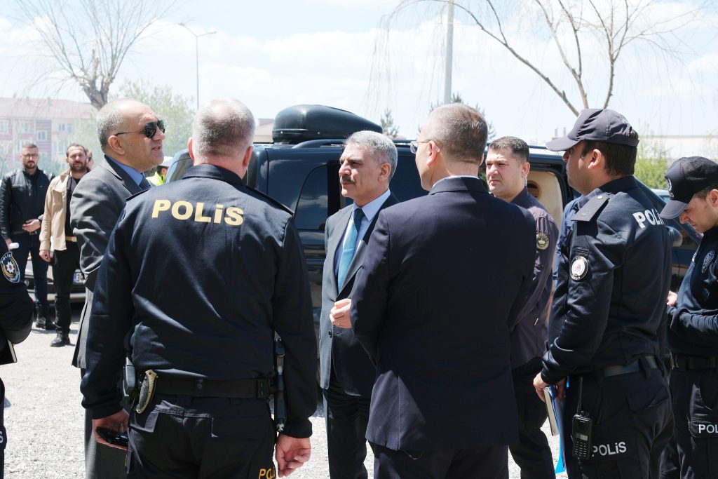 Yenilenmesi planlanan lojmanları inceledi