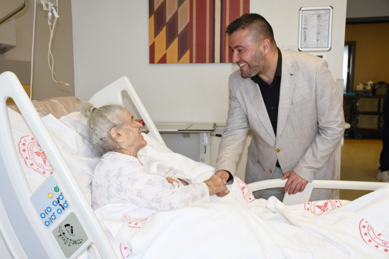 93 yaşındaki hastaya doğum günü sürpriz