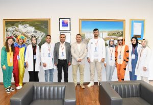 Hastanede yatan miniklere moral ziyareti