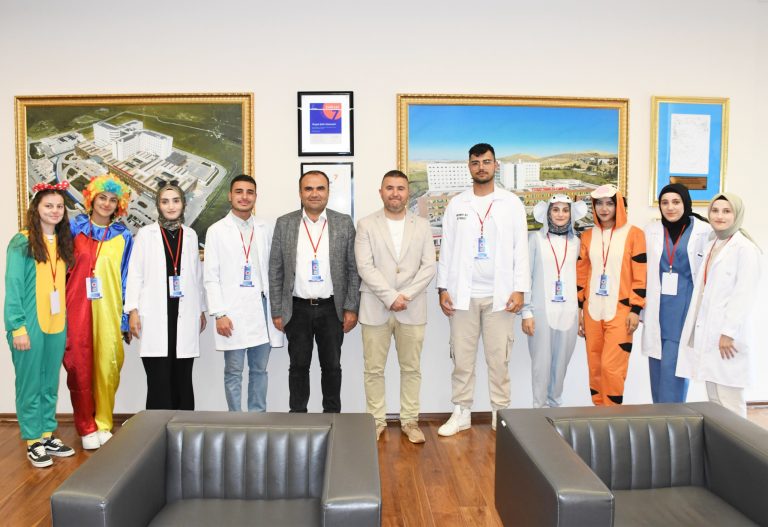 Hastanede yatan miniklere moral ziyareti