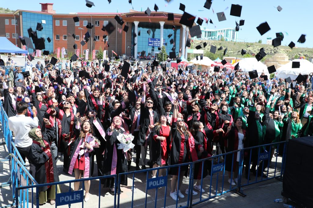 Bozok’ta mezunlar hayata uğurlandı