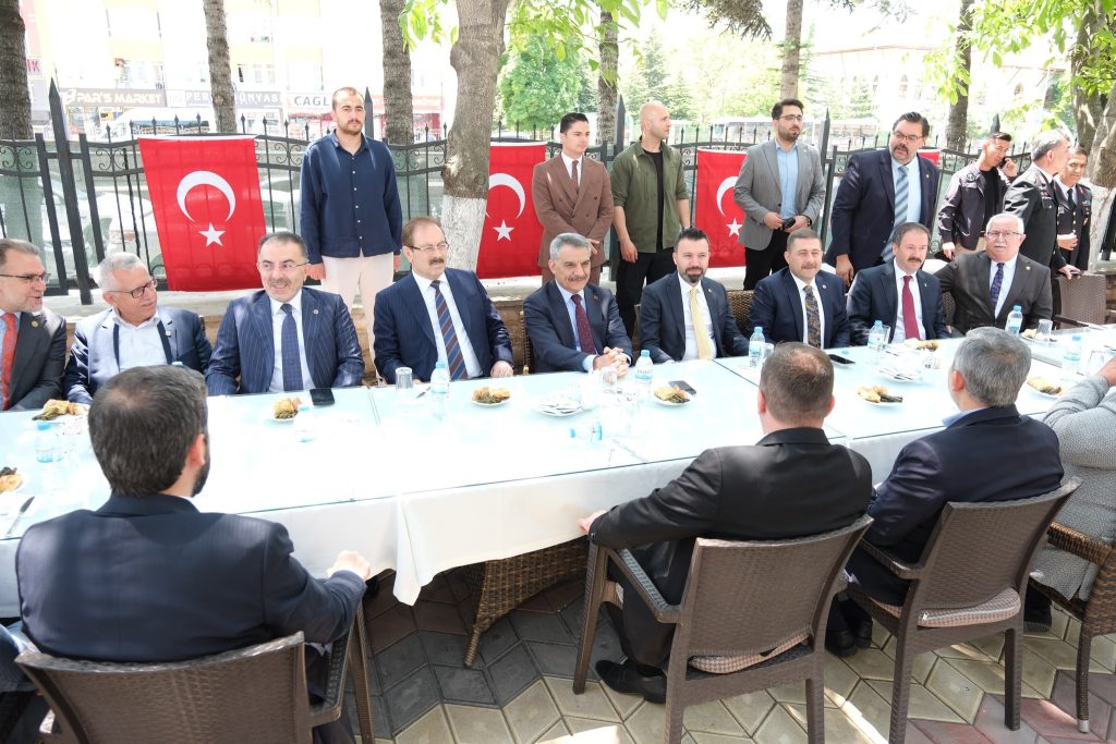 Milletvekilleri bayram coşkusunu vatandaşla paylaştı