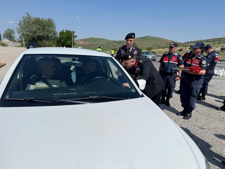 Jandarmadan sürücülere karanfil ve çikolata sürprizi