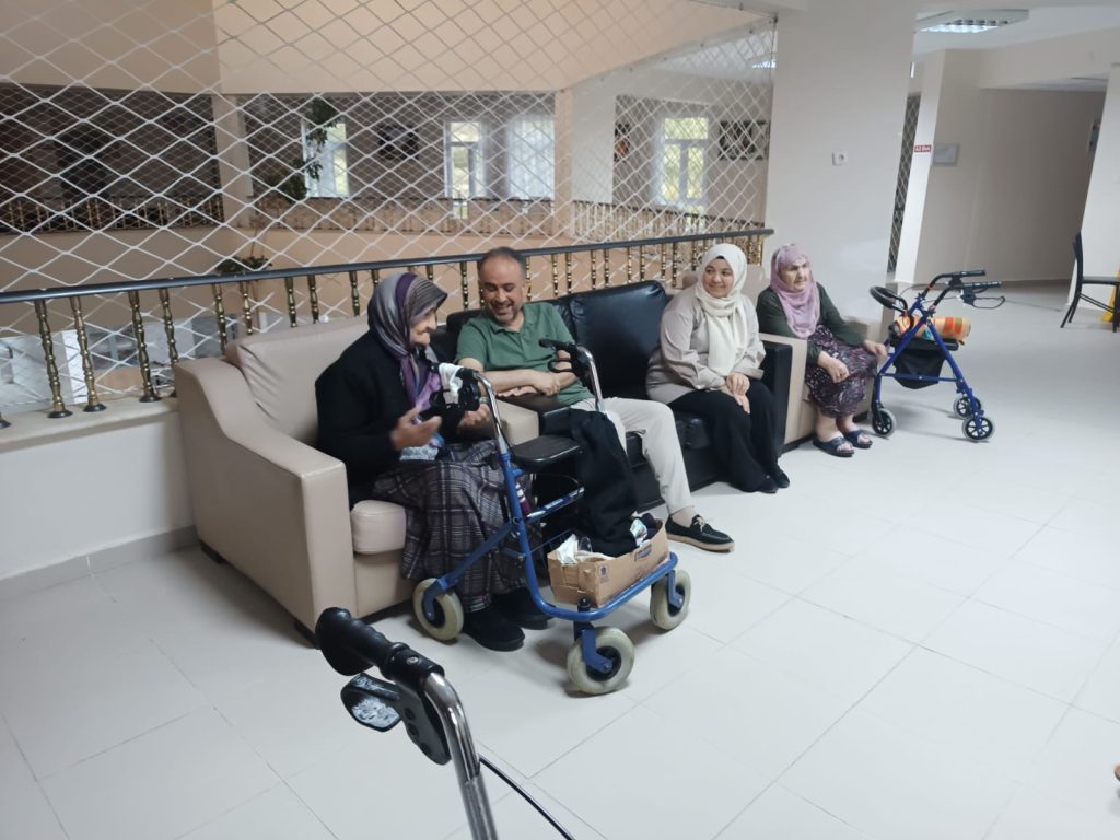 Topal çifti bayramda yalnız bırakmadı