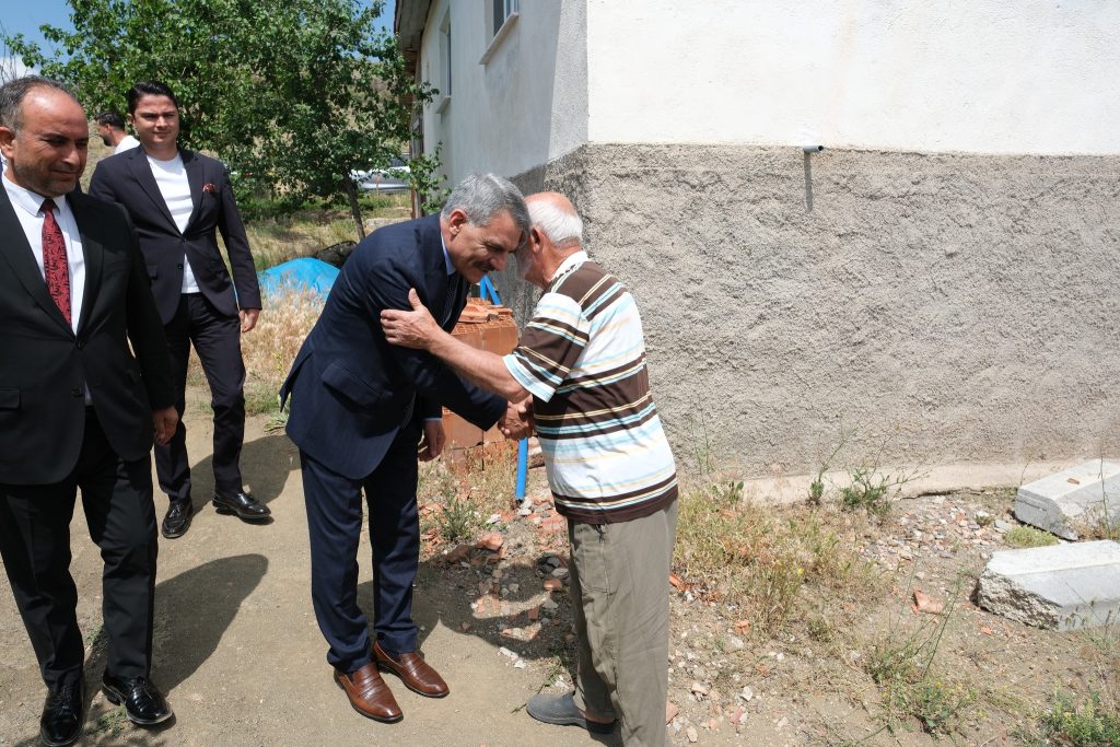 Vali Özkan’dan şehit babasına anlamlı ziyaret