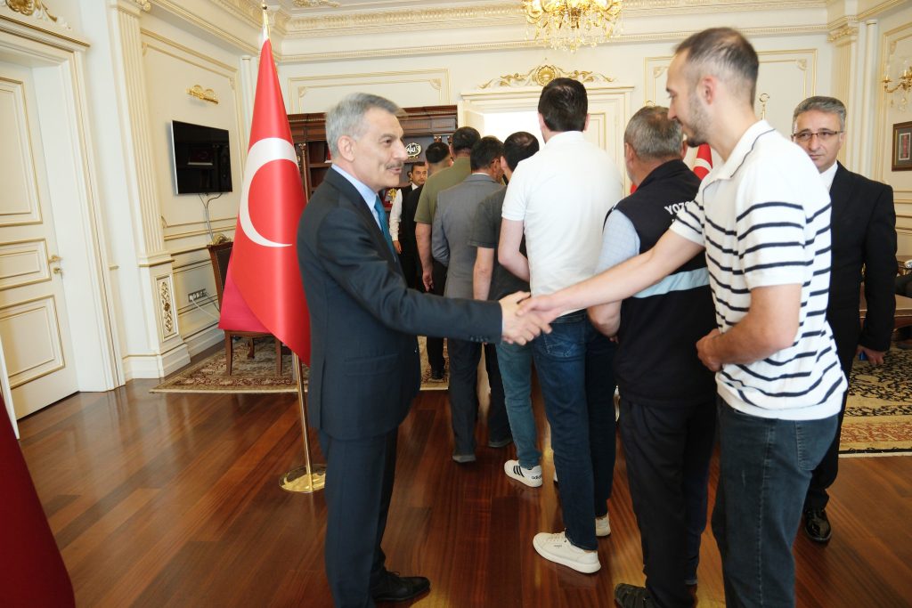 Mesainin ilk gününde personelle bayramlaştı