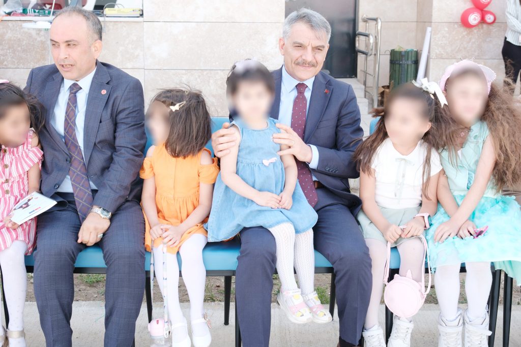 Vali Özkan koruyucu ailelerle buluştu