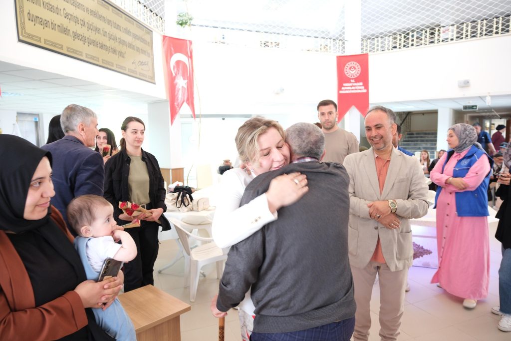 Arzu Özkan’dan huzurevine babalar günü ziyareti