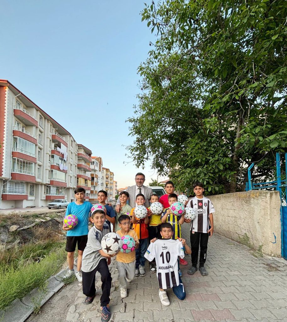 Başkan Arslan’a çocuklardan yoğun ilgi