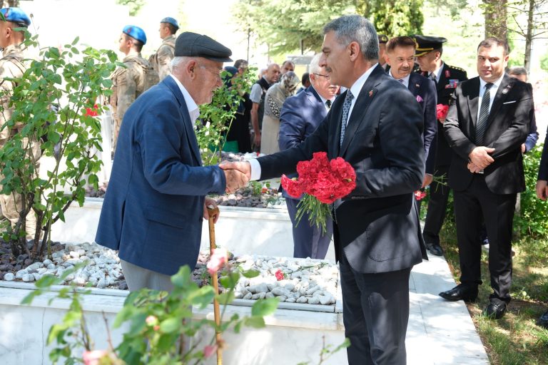 Şehitler dualarla anıldı, aileler ziyaret edildi