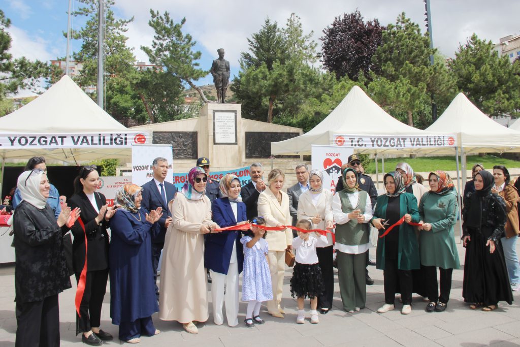 ADEM yıl sonu sergisi meydanda açıldı
