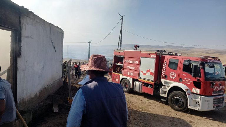 Yangında mandıra kullanılamaz hale geldi