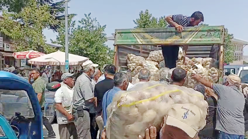 Çiftçiler, tarlada kalan çuvallar dolu patatesi ücretsiz dağıttı