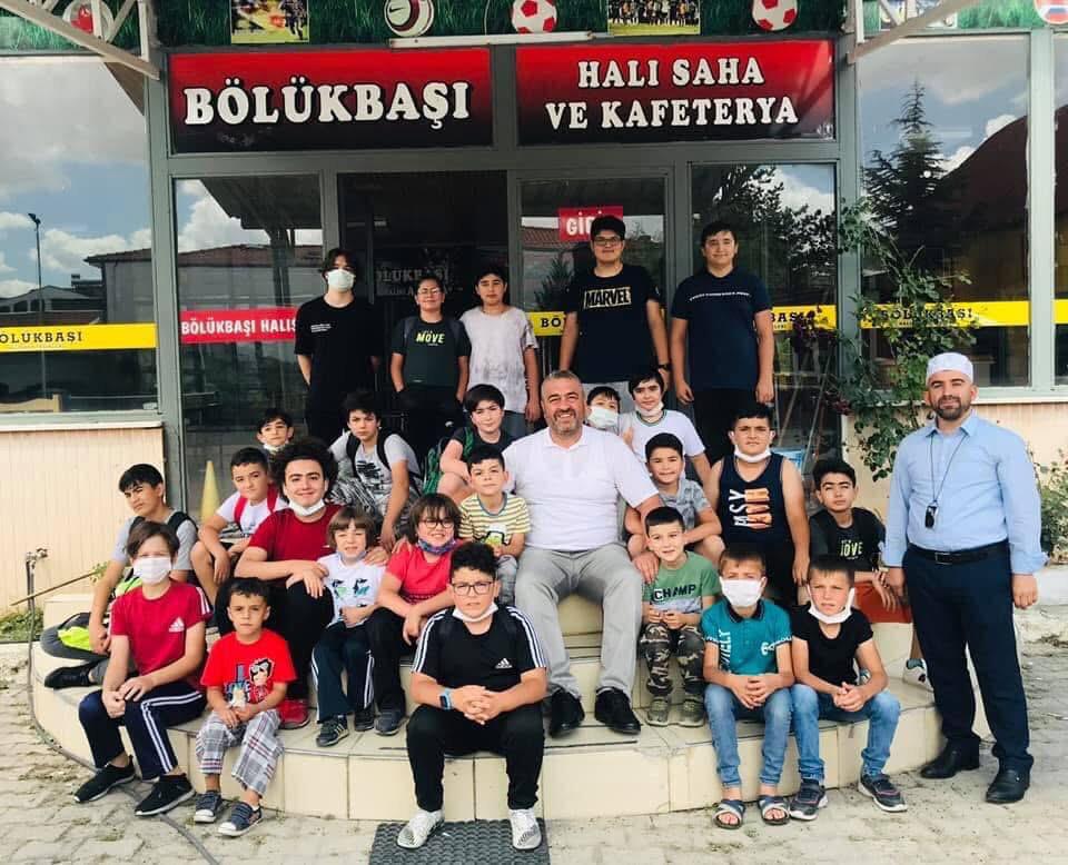 Kur’an Kursu öğrencilerine halı saha desteği