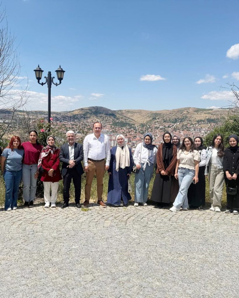 Şahin Hopur’dan gençlere tavsiyeler