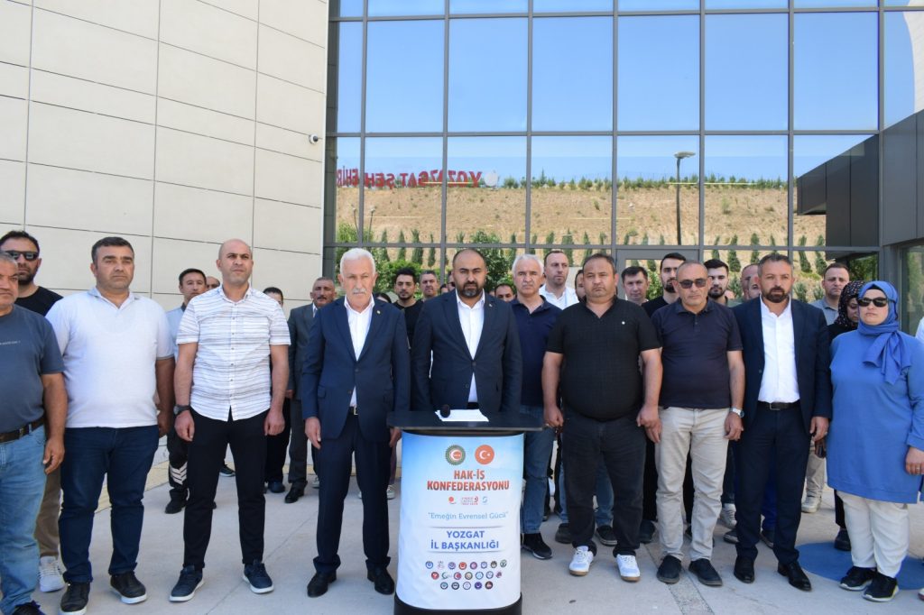 HAK-İŞ’ten Şehitlere Saygı ve Anma Programı