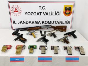 Toprağa gömülü silahlar ele geçirildi