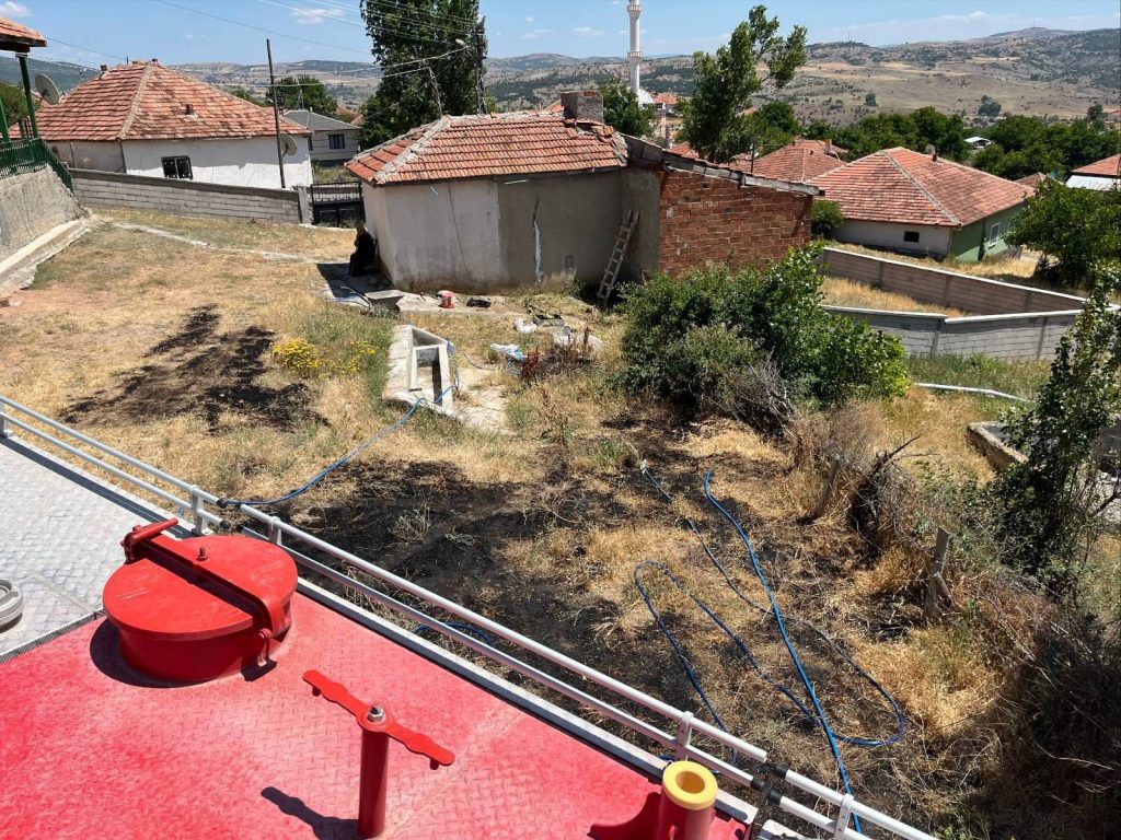 Bahçede yakılan ateş yangına neden oldu