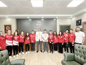 Başarılı yüzücülerden Hopur’a ziyaret